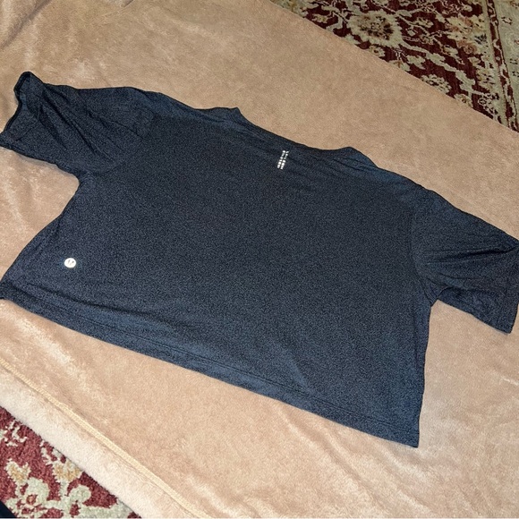 Lululemon crop Athletic Shirt - Picture 3 of 6
